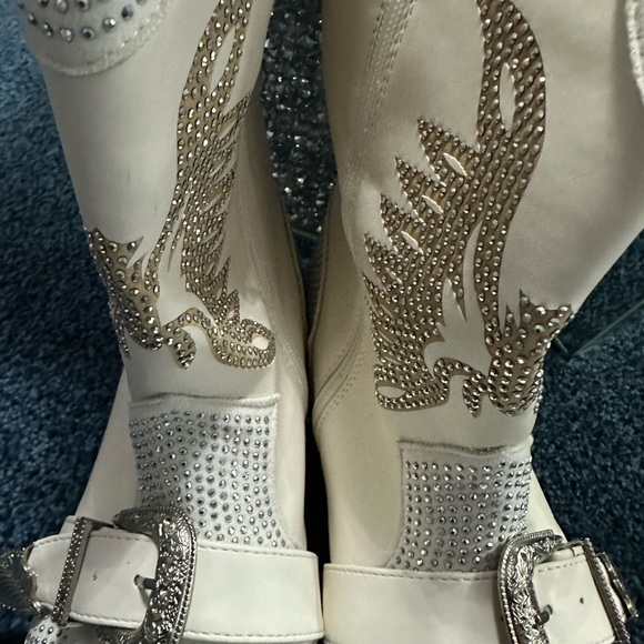 Cape Robbin White or black Boots with Silver Accents - Picture 4 of 14